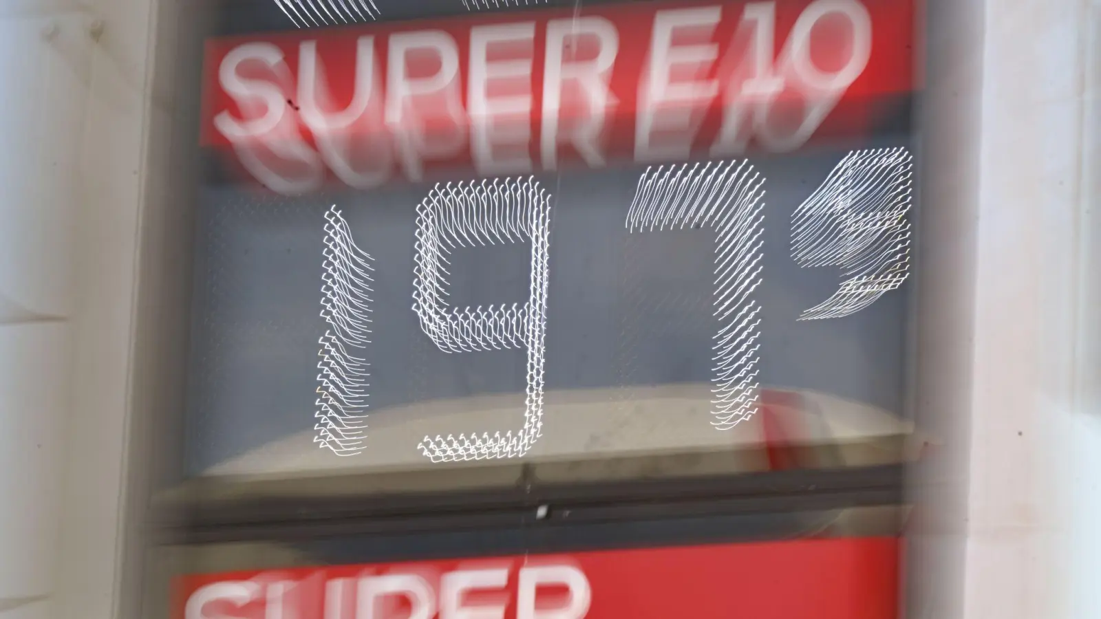 Vereinzelt lassen sich Spritpreise unter 2 Euro bereits finden - noch sind sie aber die Ausnahme. (Archivbild) (Foto: Bernd Weißbrod/dpa)