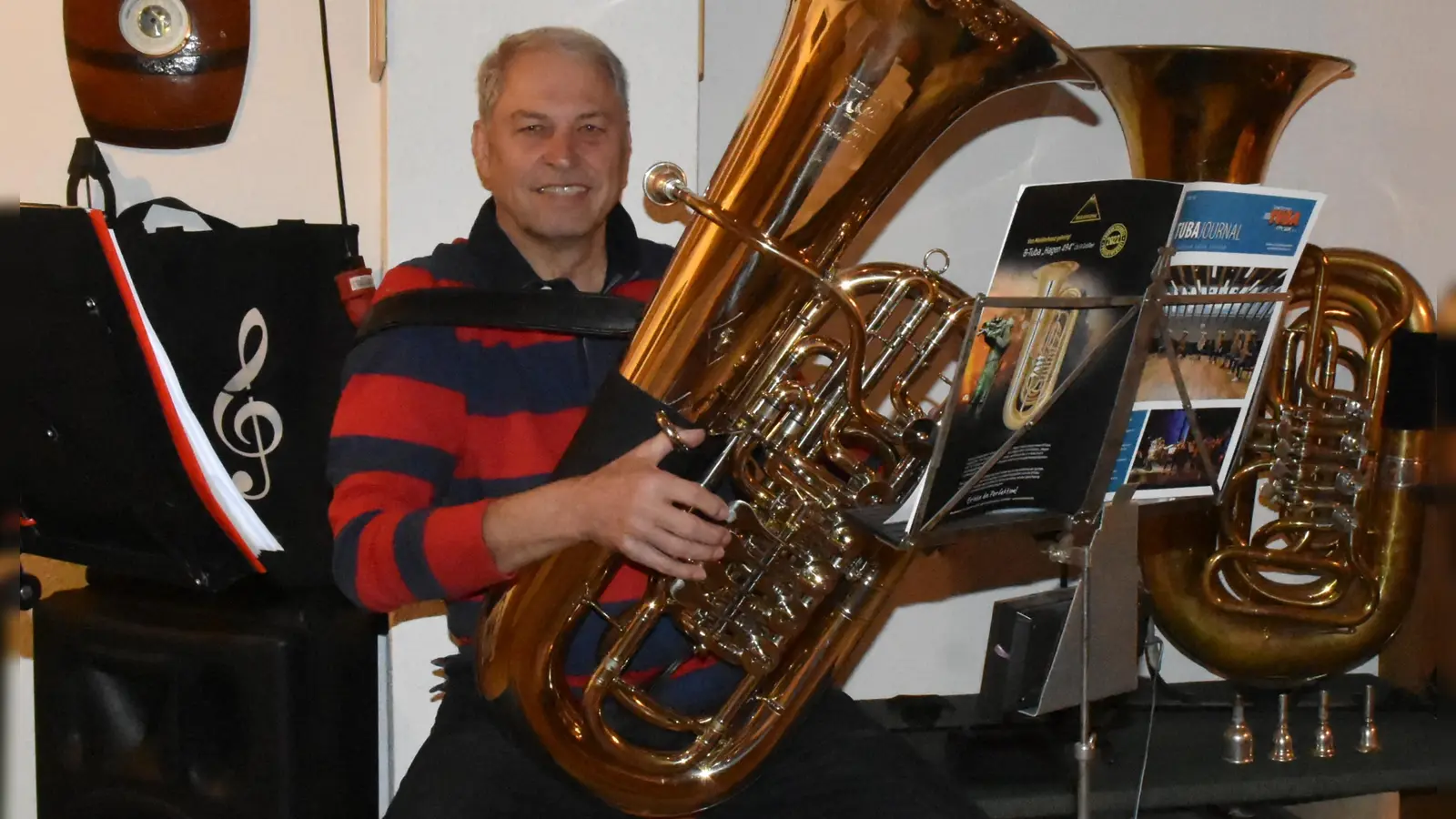 Norbert Dietlein in seinem Probenraum. Zwei Tuben sind stets dabei. Sein erstes eigenes Instrument – das er in den Händen hält – ließ er vor 25 Jahren anfertigen. (Foto: Anita Dlugoß)