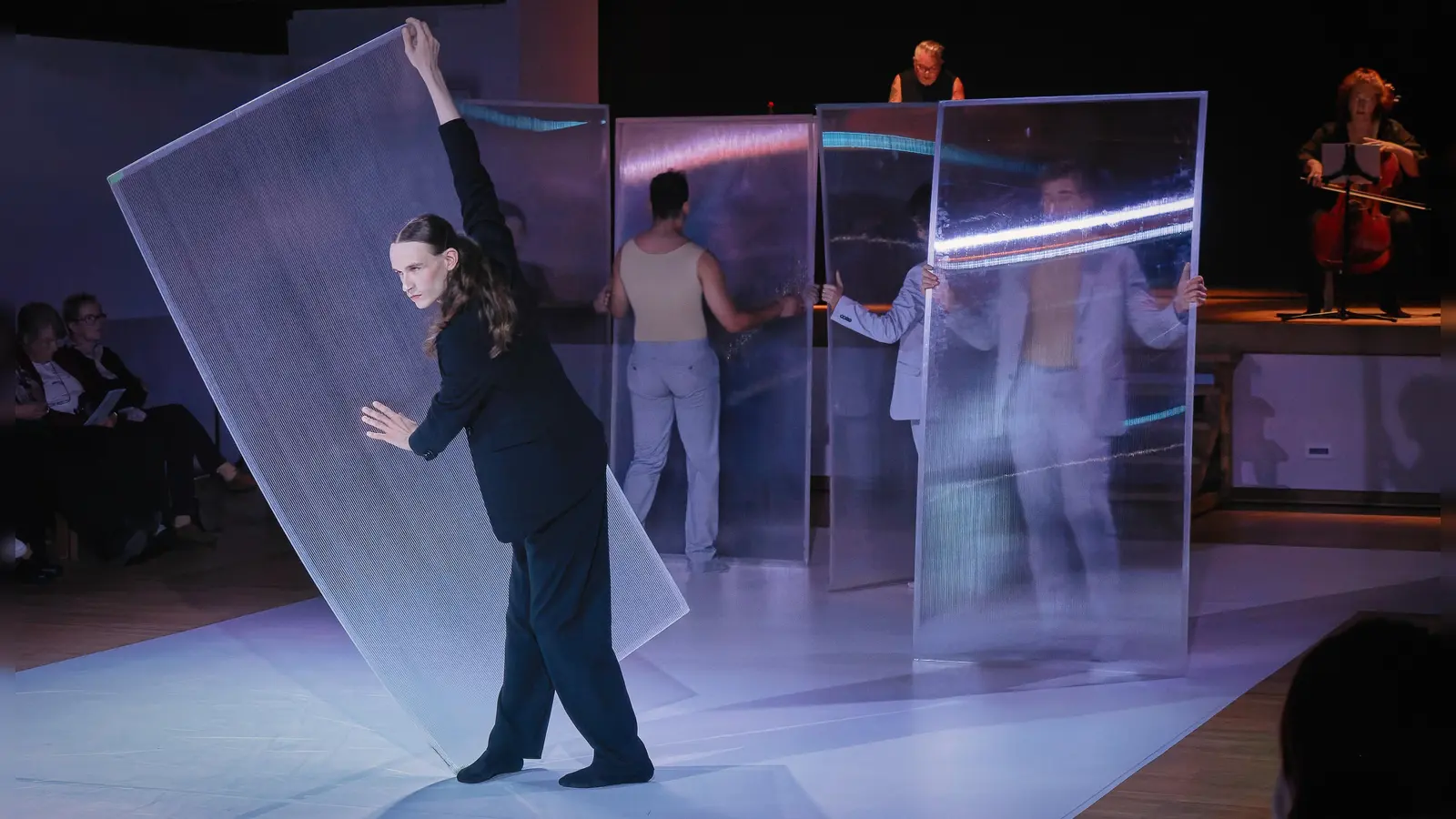 Menschen in Zeiten der Mattscheiben – eine Szene aus dem Tanztheaterprojekt „Invasion“. (Foto: Martin Stumpf)