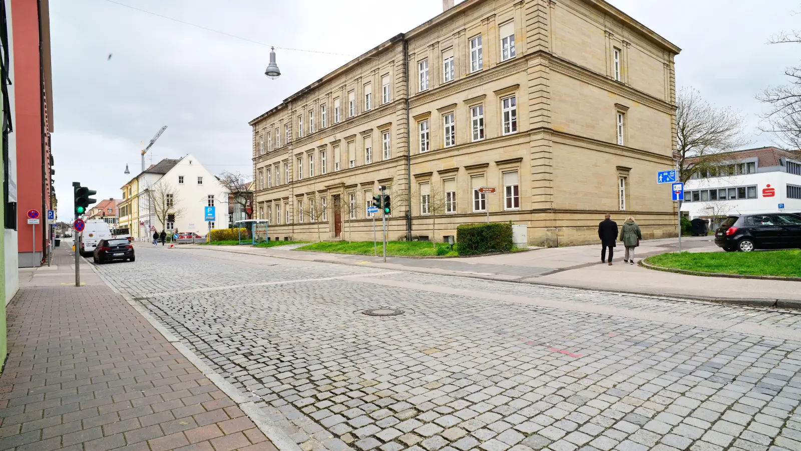 Die Ruhe vor dem Sturm: In Ferienzeiten geht es ruhig zu vor der Karolinenschule. Ab dem kommenden Montag, wenn der Schulbetrieb wieder anläuft, wird sich das aber ändern. (Foto: Jim Albright)