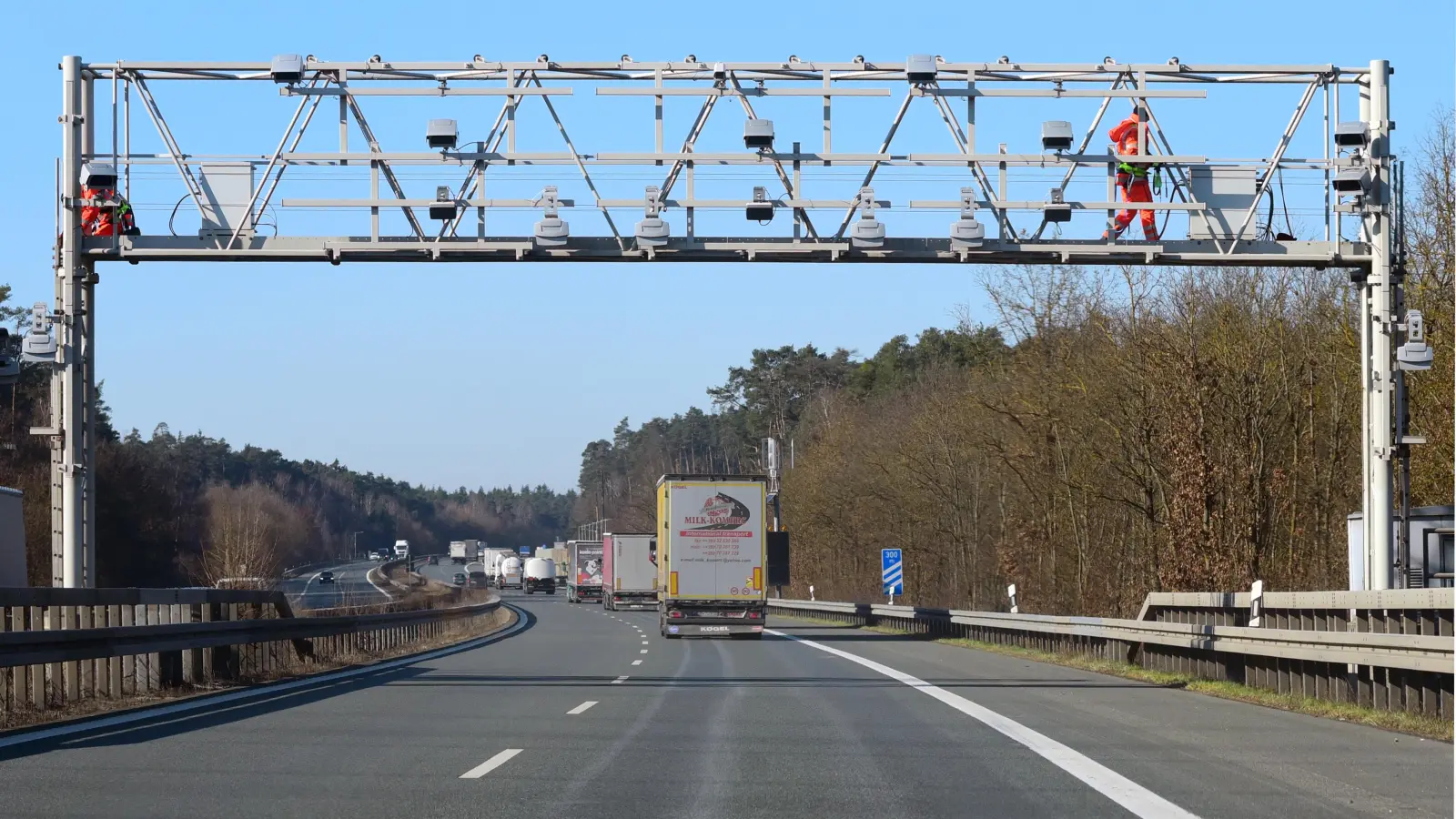 Diebe montierten die hinteren Beleuchtungseinheiten zweier Sattelzüge ab und klauten sie. (Symbolbild: Jim Albright)