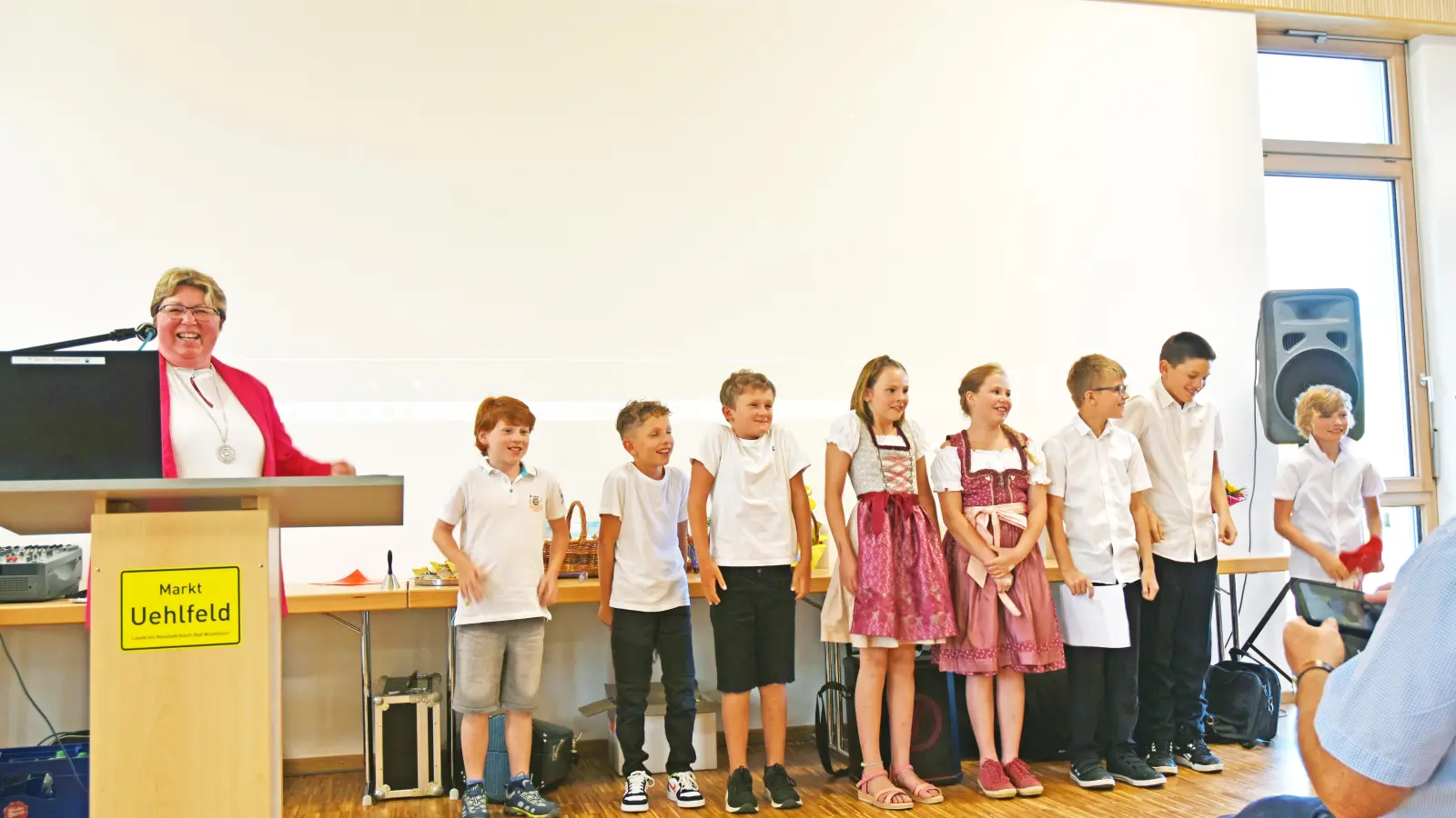 Mit viel Temperament leitete Rektorin Silke Schür (links) eine Singgruppe der Veit-vom-Berg-Schule an – und diese motivierte ihr Publikum zu Schulterübungen. (Foto: Anita Dlugoß)