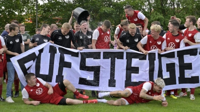 Hier gibt´s was auf das Haupt: Die SG Wind feierte mit dem 3:0-Sieg bei Fichte Ansbach die Meisterschaft in der Kreisklasse 1 und den Aufstieg in die Kreisliga. Trainer Heiko Brunck wird deswegen abgeduscht. (Foto: Martin Rügner)