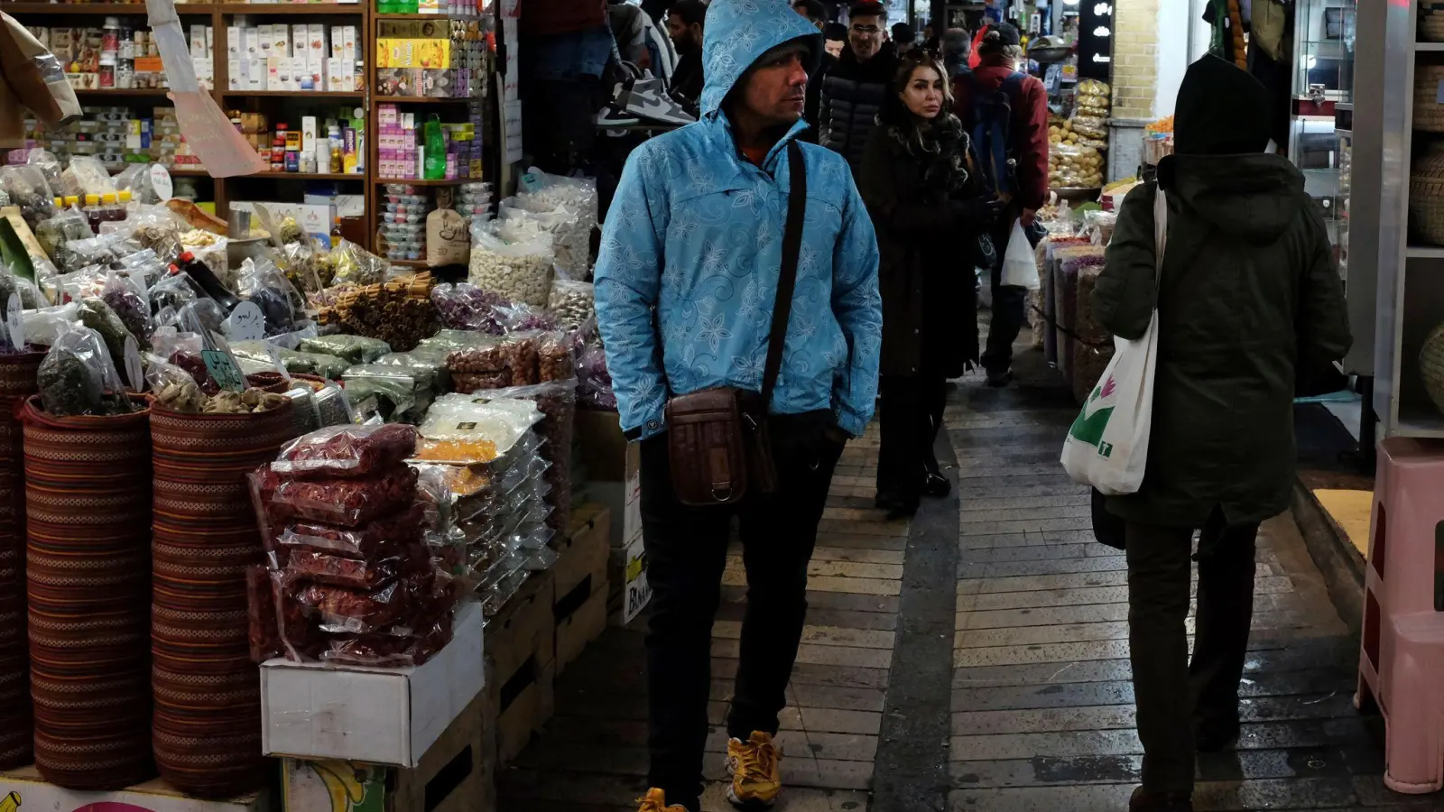 Menschen gehen ihren Geschäften nach auf dem Tajrish-Basar im Norden von Teheran. (Foto: Vahid Salemi/AP/dpa)