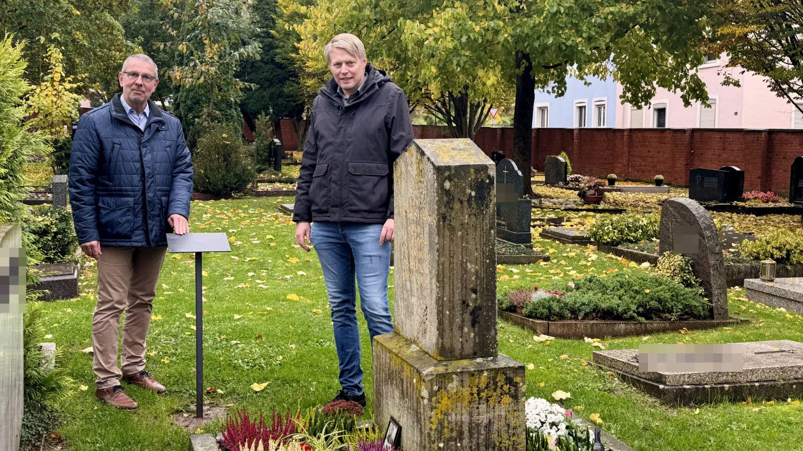 Die Kaspar-Hauser-Infotafel ist weg. Dekan Dr. Matthias Büttner (links) und der stellvertretende Geschäftsführer der evangelischen Gesamtkirchengemeinde, Manuel Dornhöfer, sehen sich am Ort des Geschehens um. (Foto: Oliver Herbst)