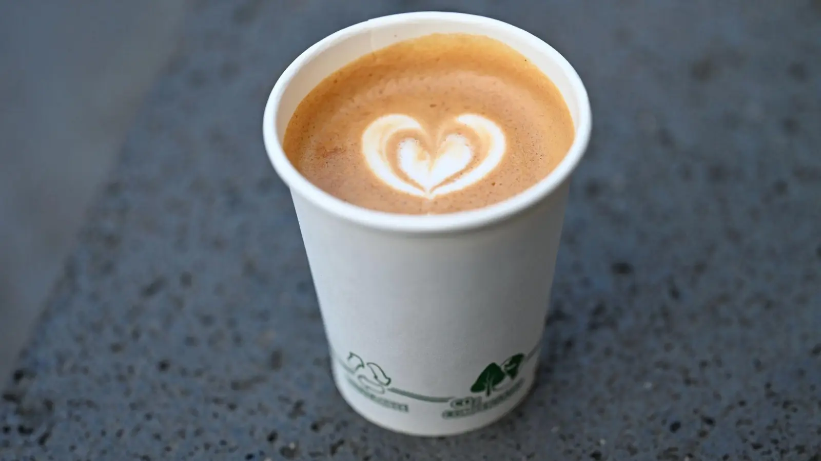 Ein Cappuccino kostet in Deutschland im Schnitt 3,57 Euro - und damit 10 Cent mehr als im vergangenen Jahr. (Foto: Michael Brandt/dpa)