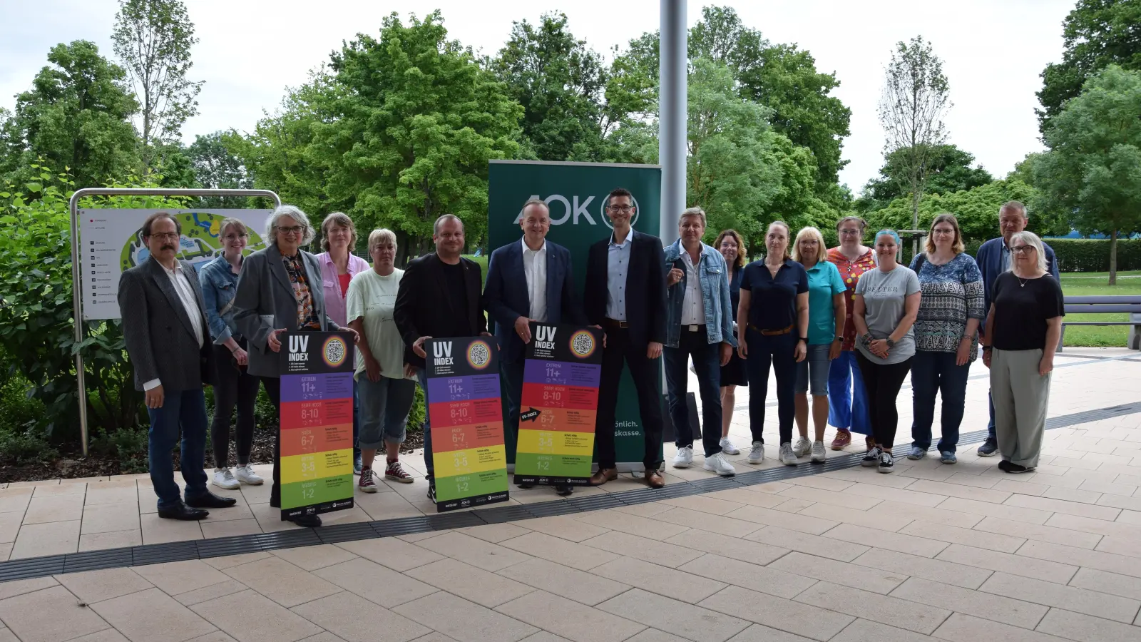 Vertreter der Einrichtungen trafen sich mit den Verantwortlichen der Aktion im Ansbacher Freibad, um ihre UV-Index-Tafeln in Empfang zu nehmen. (Foto: Florian Schwab)