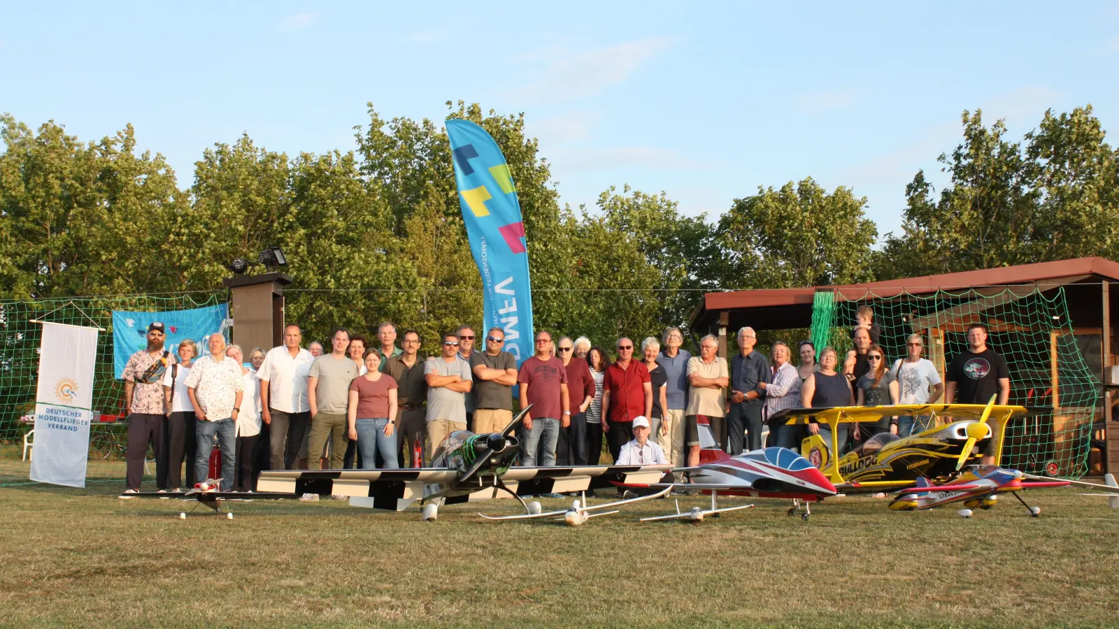 Die beim Jubiläum anwesenden Vereinsmitglieder mit ihren größeren und kleineren Fliegern. (Foto: Enrico Wutzke)