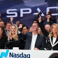 Manager von SpaceX läuteten das Börsendebüt an der Technologiebörse Nasdaq ein. (Archivbild) (Foto: Frank Franklin II/AP/dpa)