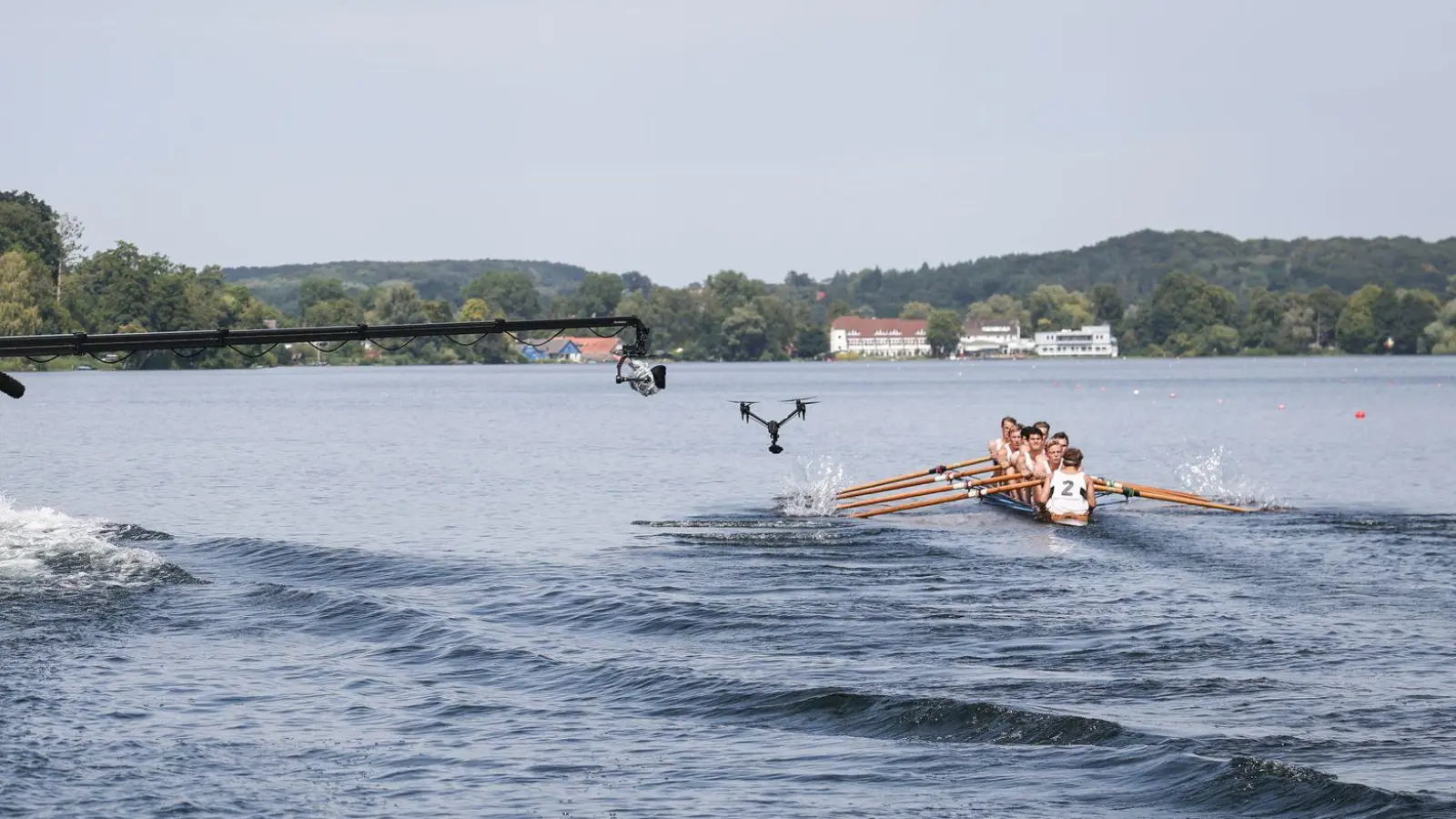 Sportdrama aus Ratzeburg fürs Kino: Der Olympia-Erfolg von 1960 in Rom steht im Fokus. Dabei soll Rudern so gezeigt werden wie die Welt es noch nicht gesehen hat. (Foto: Christian Charisius/dpa)