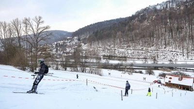 Der Lift in Wiesenttal im Landkreis Forchheim kann nun in diesem Jahr wieder laufen. (Foto: Daniel Löb/dpa)