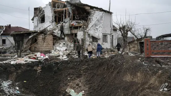 Bild der Zerstörung: Ein Krater einer Explosion ist neben einem zerstörten Haus nach einem Raketenangriff in Hlewacha zu sehen. (Foto: Roman Hrytsyna/AP/dpa)