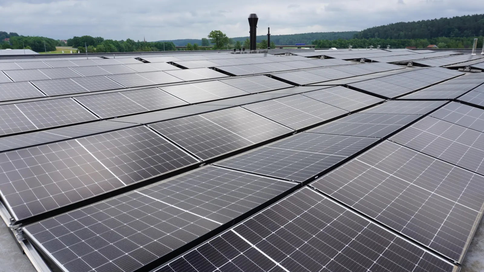 Seit über einem halben Jahr ist die Photovoltaik-Anlage auf dem Dach der Eberhardt GmbH fertig. Doch erst seit Kurzem produziert sie Strom. (Foto: Andrea Walke)
