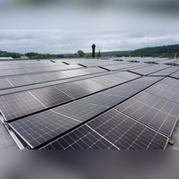 Immer wieder müssen auch Photovoltaik-Anlagen abgeregelt werden, weil die Netze überlastet sind. So geht grüner Ökostrom verloren. Das will die Stadt Uffenheim ändern. (Symbolbild: Andrea Walke)