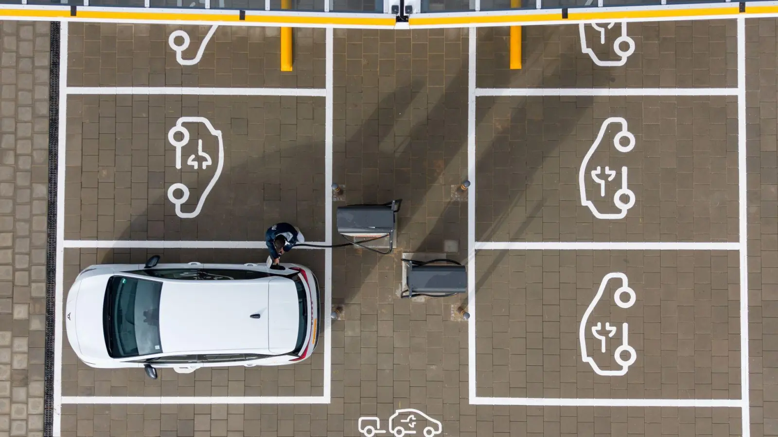 Neue E-Auto-Prämie soll rückwirkend ab dem Jahreswechsel gelten. (Archivbild) (Foto: Sebastian Kahnert/dpa)