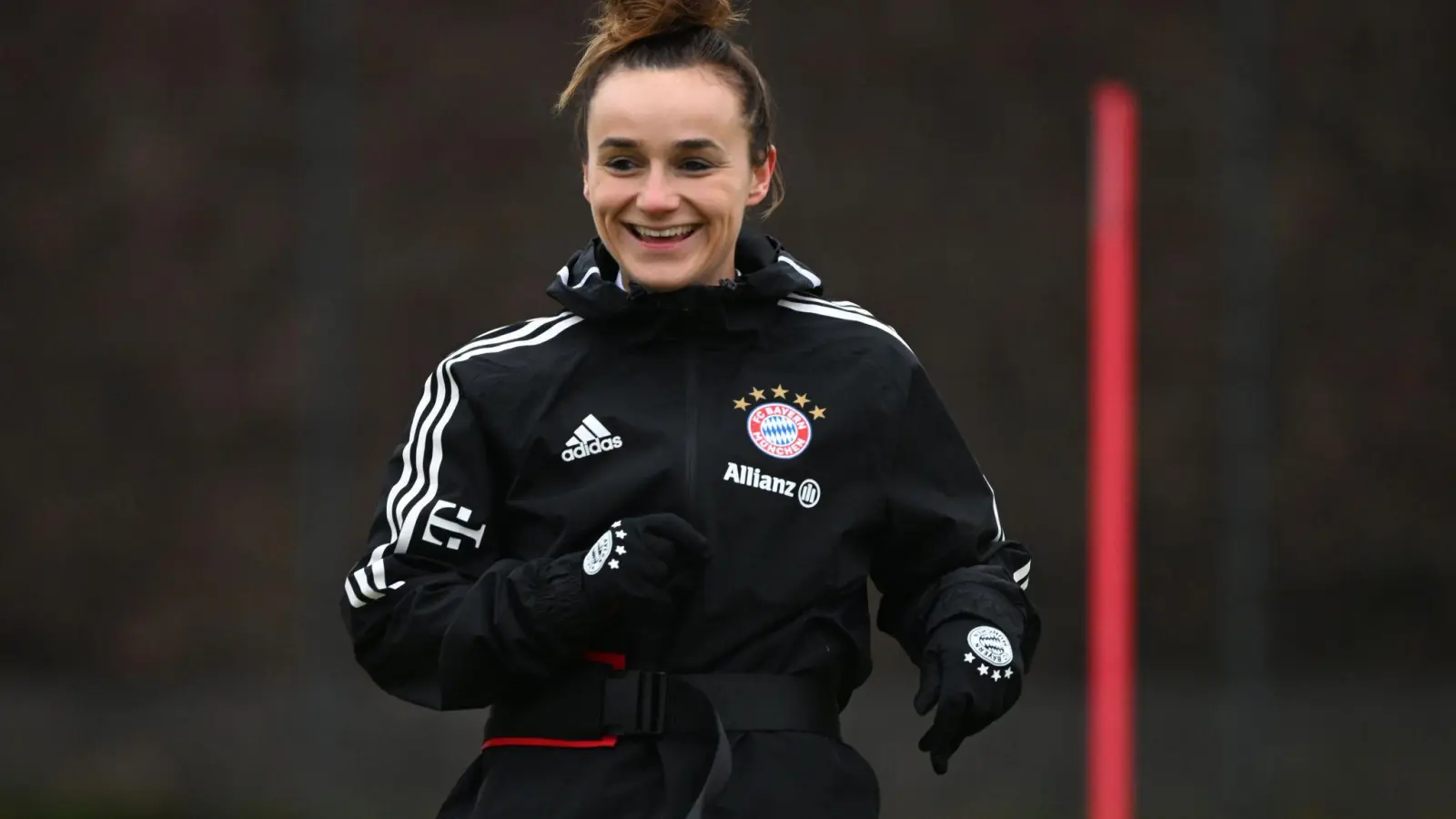 Lina Magull von den Frauen des FC Bayern München beim Training. (Foto: Angelika Warmuth/dpa/Archivbild)