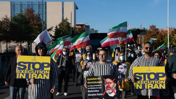 Demonstranten protestieren in Berlin gegen Hinrichtungen im Iran (Archivbild). (Foto: Paul Zinken/dpa)