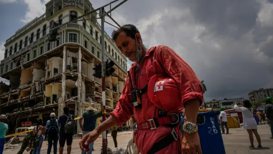 Ein Helfer des kubanischen Roten Kreuzes macht eine Pause, nachdem er in den Trümmern des Fünf-Sterne-Hotels im Einsatz war. Die Rettungsarbeiten wurden inzwischen beendet. (Foto: Ramon Espinosa/AP/dpa)