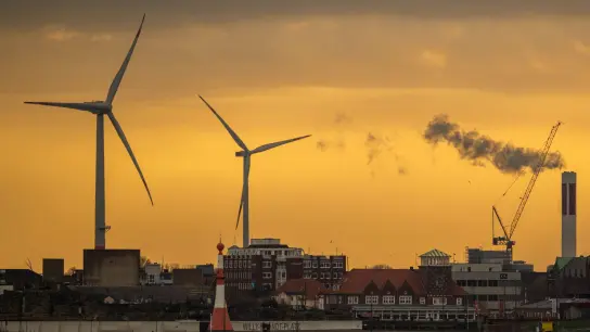 Zwei Windräder zeichnen sich vor dem morgendlichen Himmel in Bremerhaven ab. (Foto: Sina Schuldt/dpa)