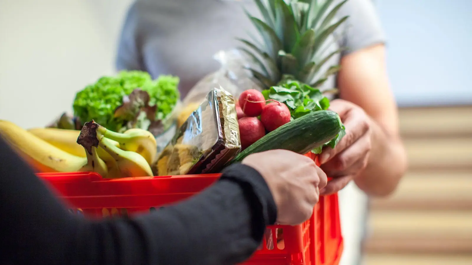 Anders als im Supermarkt müssten Online-Händler weder das Mindesthaltbarkeits- noch das Verbrauchsdatum vor dem Kauf angeben. (Foto: Christin Klose/dpa-tmn)