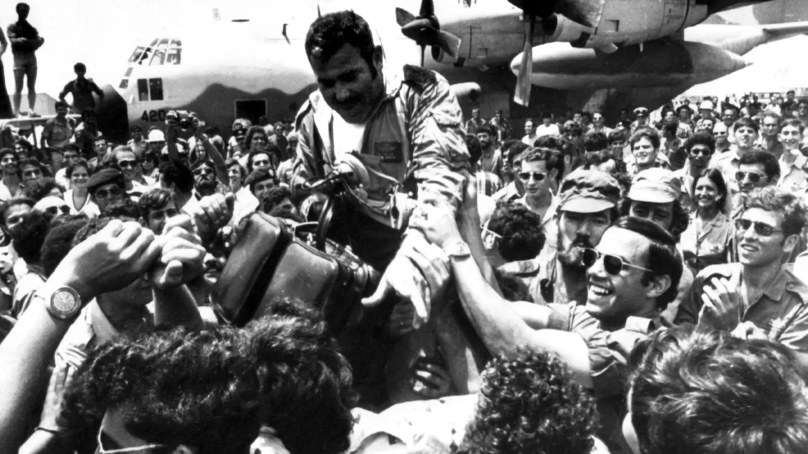 Ein an der damaligen Befreiungsaktion beteiligter Pilot wurde nach der Rückkehr auf dem Flughafen Ben Gurion gefeiert. (Archivbild) (Foto: picture alliance / dpa)