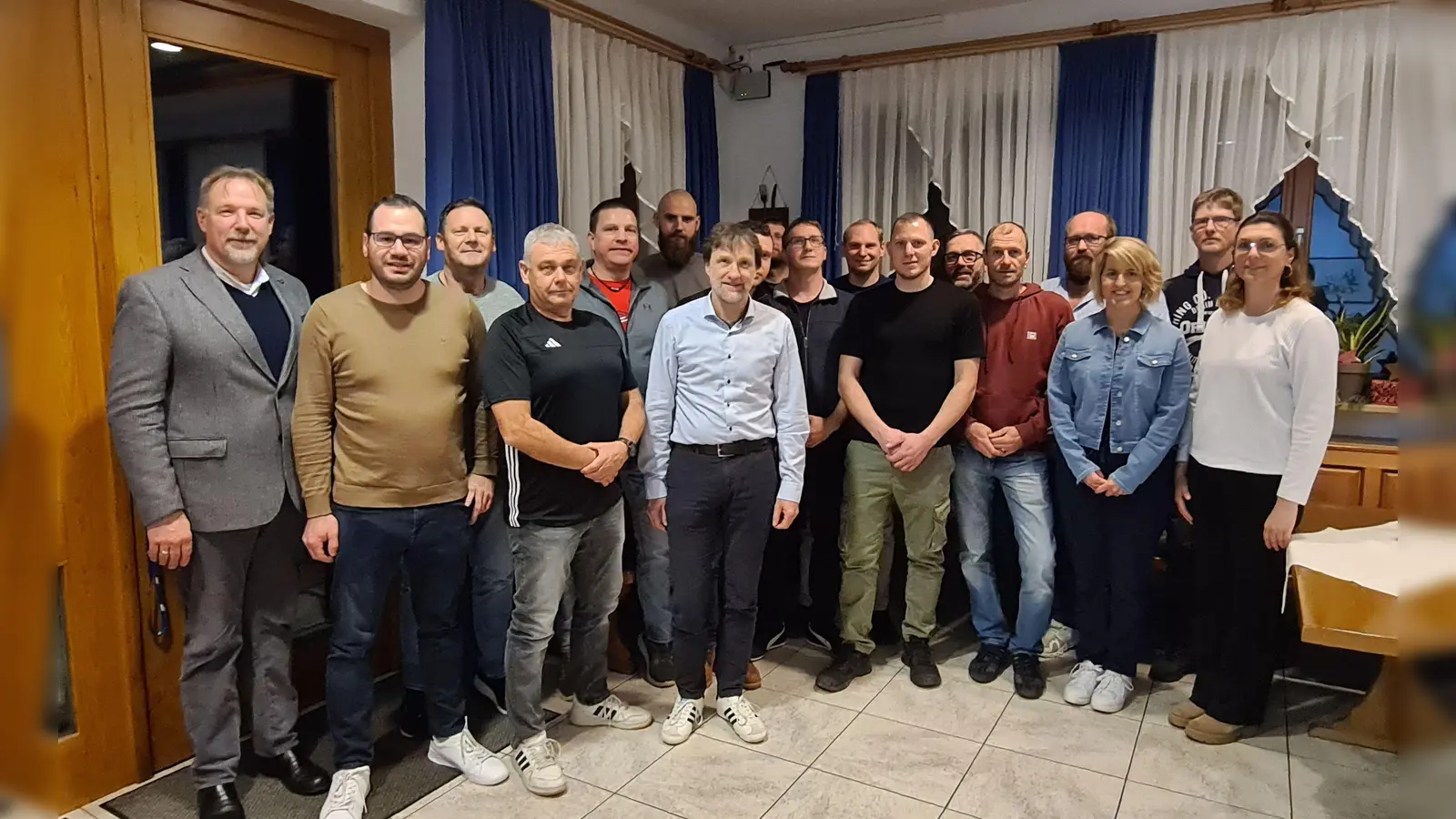 Die Liste der Kandidierenden für Sitze im Windelsbacher Gemeinderat steht. Das Foto zeigt die Frauen und Männer mit Rathauschef Werner Schuster (links), der erneut antritt. (Foto: Margit Schwandt)