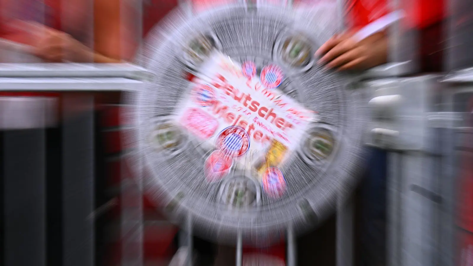 Die Fans beider Clubs gerieten vor dem Stadion aneinander. (Foto: Tom Weller/dpa)