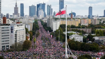 Tausende Menschen versammeln sich zu einem Marsch zur Unterstützung der Opposition in Warschau. (Foto: Czarek Sokolowski/AP/dpa)