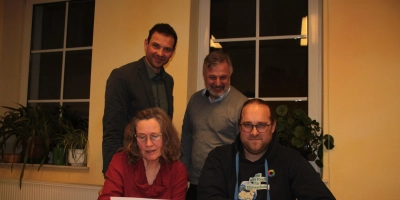 Die ANregiomed-Verwaltungsräte Gabriele Müllender und Oliver Rühl (sitzend) lehnen die Abstufung der Krankenhäuser in Dinkelsbühl und Rothenburg zu intersektoralen Versorgungszentren ab. Martin Stümpfig und Harald Domscheit (stehend, v. l.) stehen dabei hinter ihnen. (Foto: Robert Maurer)