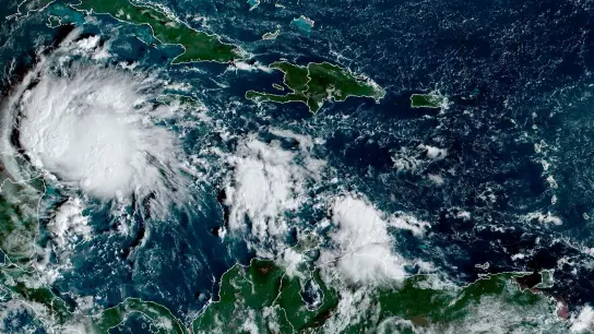 Kurz vor der Ankunft von Hurrikan „Lisa“ haben die Behörden im mittelamerikanischen Land Belize Notunterkünfte eingerichtet und Flughäfen geschlossen. (Foto: Uncredited/NOAA/AP/dpa)