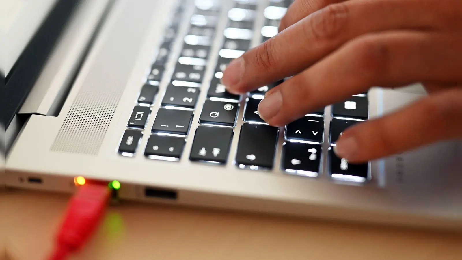 Entscheider in der deutschen Wirtschaft halten erstmals mehrheitlich Künstliche Intelligenz (KI) für entscheidend, um wettbewerbsfähig zu bleiben. (Symbolbild) (Foto: Uli Deck/dpa)