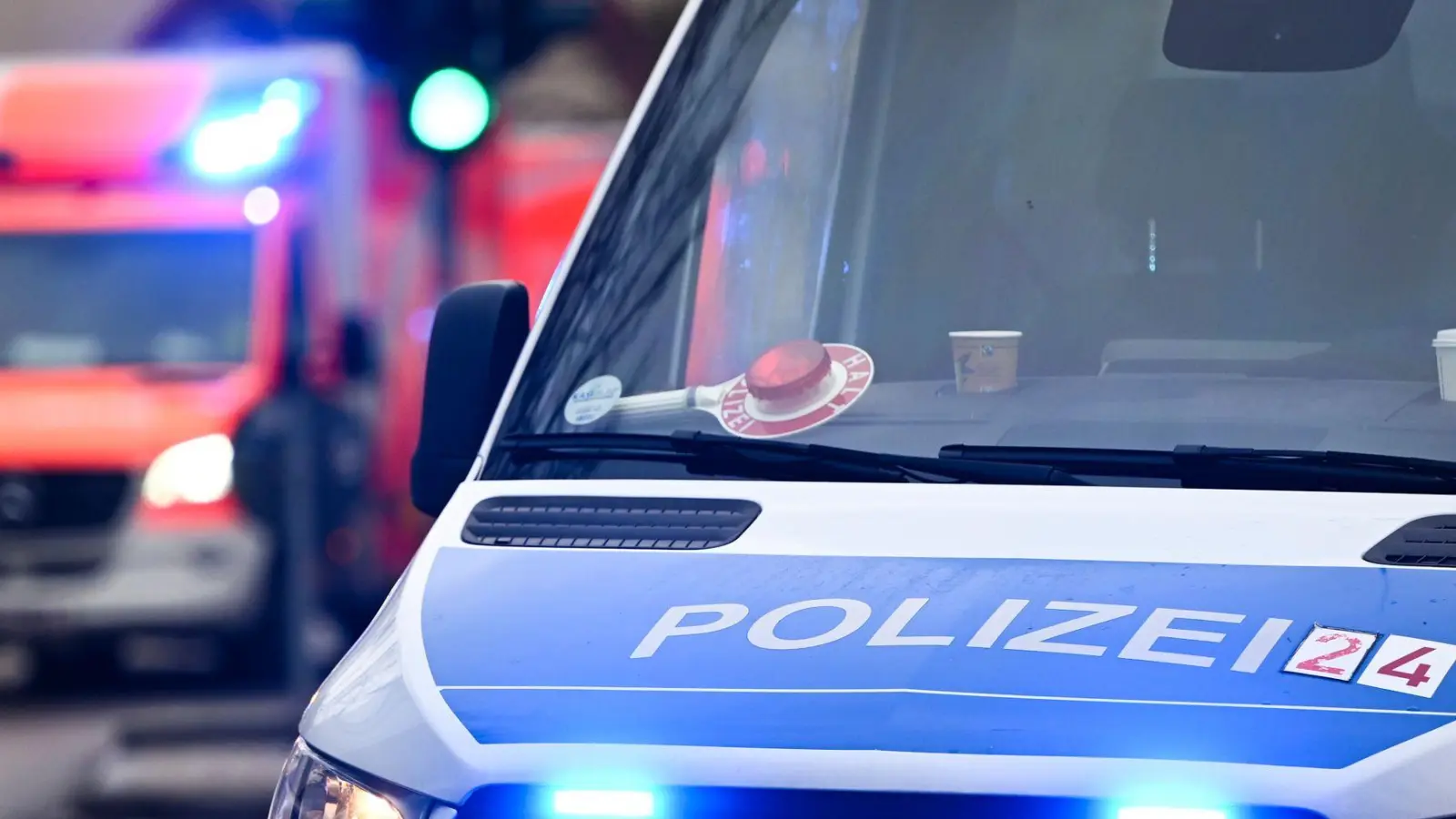 Ein Mann hat vor einem Supermarkt zwei Männer angegriffen, einer wurde schwer verletzt. (Symbolbild) (Foto: Jens Kalaene/dpa)