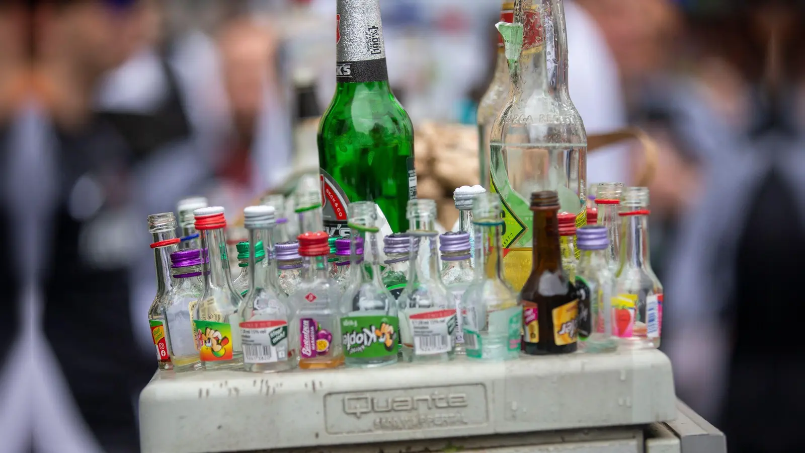Ein Bündnis aus mehreren Fachorganisationen fordert eine bessere Alkoholprävention. (Archivfoto)  (Foto: Thomas Banneyer/dpa)