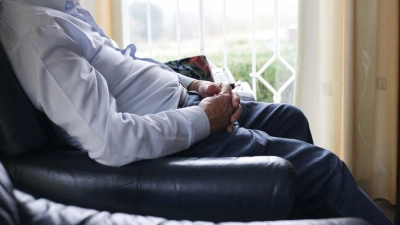 Einer Eigenbedarfskündigung kann bei unzumutbarer Härte durch den Mieter widersprochen werden - zum Beispiel bei fortgeschrittenem Alter. (Foto: Karolin Krämer/dpa-tmn)