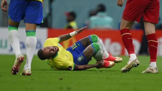 Brasilien-Stürmer Neymar liegt nach einem Foul verletzt am Boden. (Foto: Robert Michael/dpa)