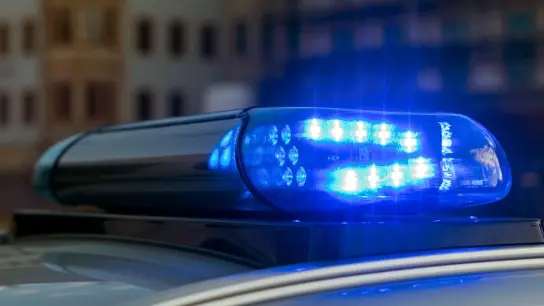 Das Blaulicht auf einem Fahrzeug der Polizei leuchtet in der Dunkelheit. (Foto: Monika Skolimowska/dpa-Zentralbild/dpa/Symbolbild)