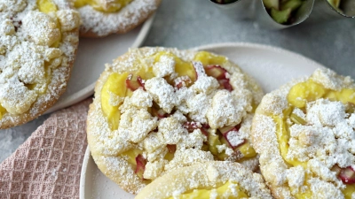 Wer sich die geliebten Streuselschnecken daheim backt, kann selbst entscheiden mit welchen Früchten und wie viel Streuseln.  (Foto: Mareike Pucka/biskuitwerkstatt.de/dpa-tmn)