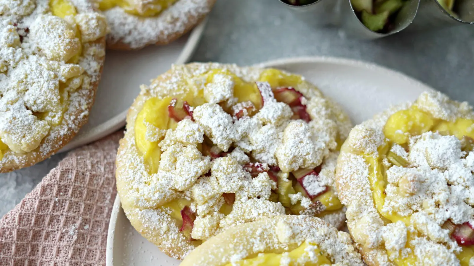 Wer sich die geliebten Streuselschnecken daheim backt, kann selbst entscheiden mit welchen Früchten und wie viel Streuseln.  (Foto: Mareike Pucka/biskuitwerkstatt.de/dpa-tmn)