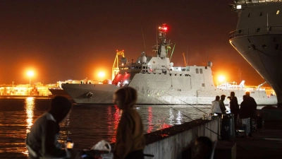 Das spanische Hochsee-Patrouillenboot „Furor“ soll der propalästinensischen Global Sumud Flotilla im Notfall Hilfe leisten. Der könnte eintreten, wenn die rund 50 privaten Boote versuchen sollten, die Seeblockade der israelischen Marine des Gazastreifens zu durchbrechen.  (Foto: Alfonso Duran/AP/dpa)