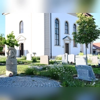 Neu auf dem Friedhof ist auch die Skulptur einer ortsansässigen Künstlerin, die links zu sehen ist. Die Zeichen Omega und Alpha stehen symbolisch für den Anfang und das Ende. (Foto: Luca Paul)