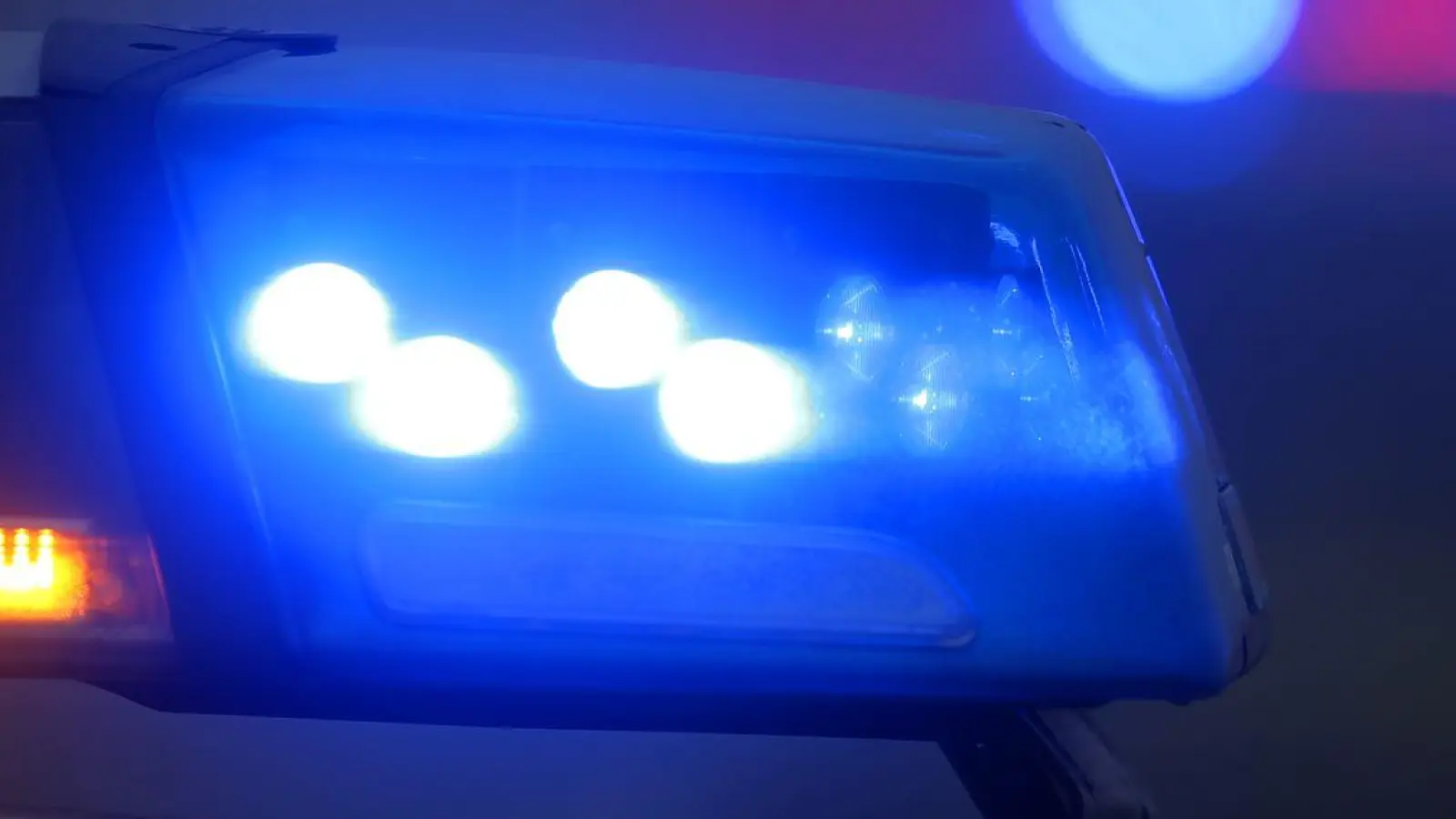Ein eingeschaltetes Blaulicht leuchtet auf einer Polizeistreife. (Foto: Karl-Josef Hildenbrand/dpa/Symbolbild)