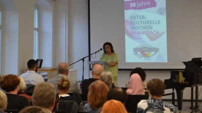 Villy Wiegel, Vorsitzende des Integrationsbeirats, erklärte das Motto „Neue Räume“, das die Interkulturellen Wochen prägt. (Foto: Hagen Kamieth)