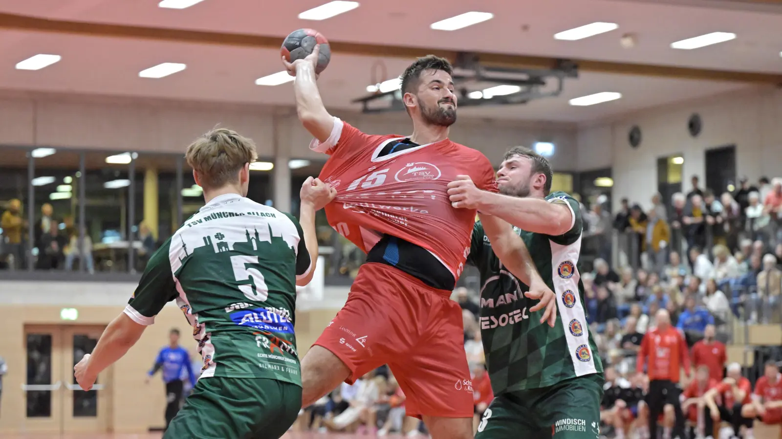 Mit acht Treffern war Nedim Jasarevic (Mitte, hier gegen München-Allach) der erfolgreichste Rothenburger Torschütze in Landshut. (Foto: Martin Rügner)