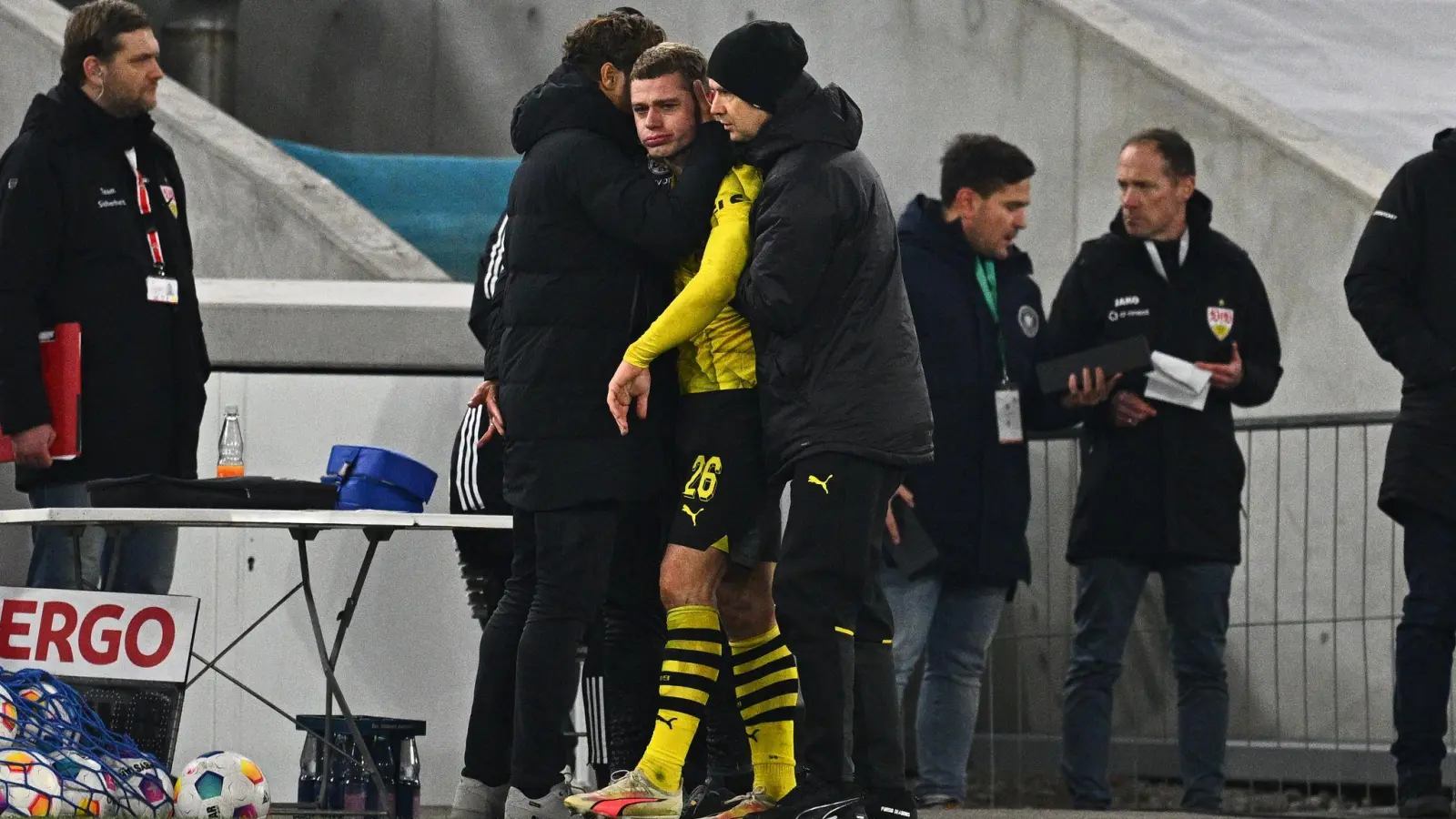Dortmunds Julian Ryerson (M) hat sich im Pokalspiel beim VfB Stuttgart verletzt und wird wohl bis zu acht Wochen ausfallen. (Foto: Tom Weller/dpa)