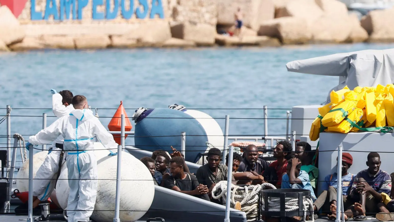 Gerettete Migranten im Hafen der italienischen Insel Lampedusa. Die Ankunft Tausender Bootsmigranten in kurzer Zeit hat die Insel an ihre Grenzen gebracht. (Foto: Cecilia Fabiano/LaPresse/AP/dpa)