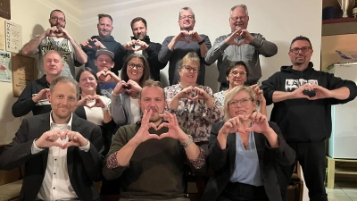 Die Kandidatinnen und Kandidaten der Freien Wähler Gerhardshofen: Patrick Weber (vordere Reihe, Mitte) bewirbt sich um den Posten des Bürgermeisters. (Foto: Volker Raab)