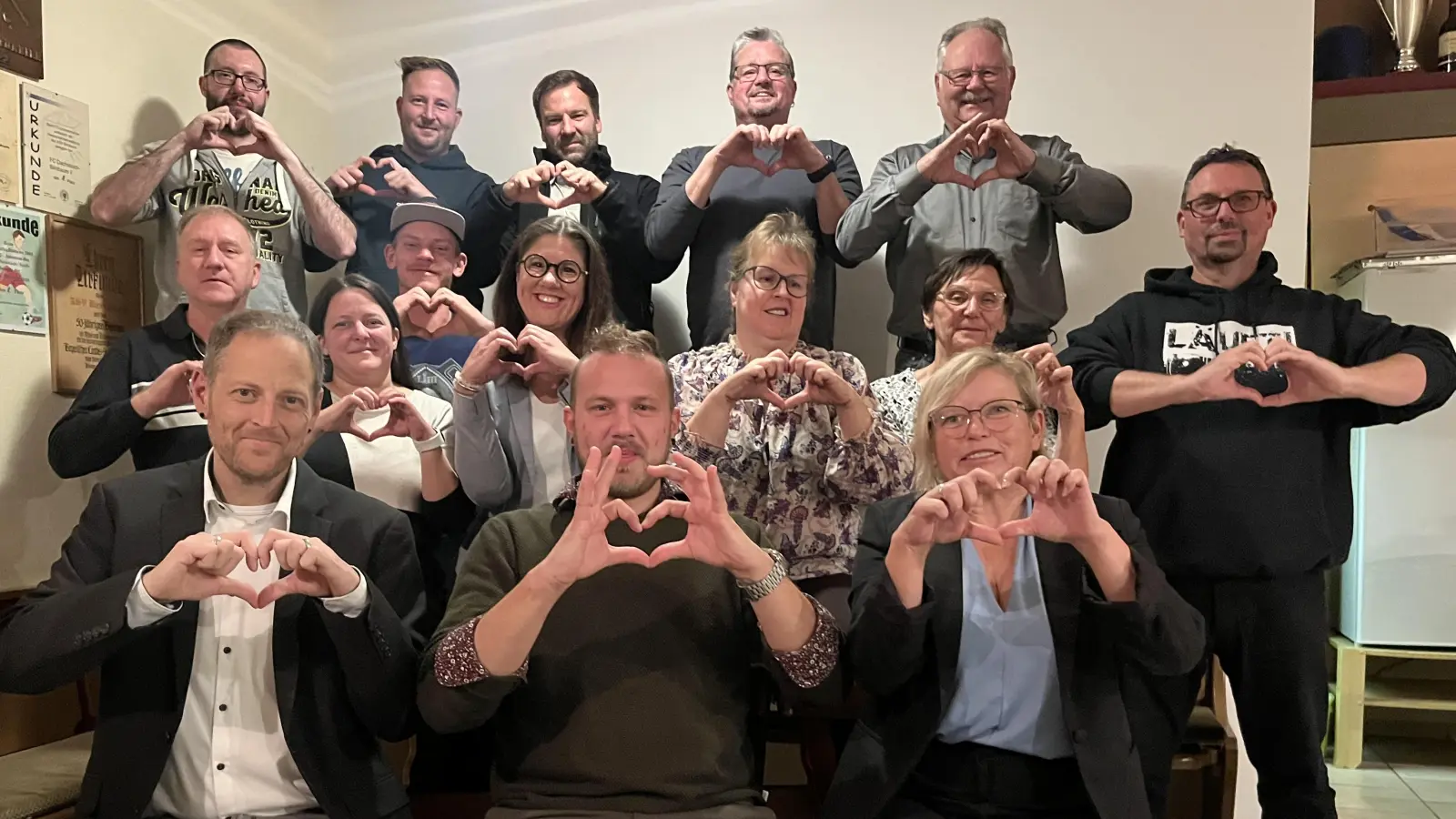 Die Kandidatinnen und Kandidaten der Freien Wähler Gerhardshofen: Patrick Weber (vordere Reihe, Mitte) bewirbt sich um den Posten des Bürgermeisters. (Foto: Volker Raab)