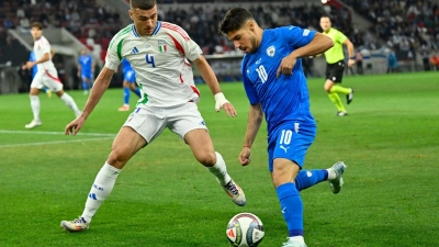 Israels Fußballer um Manor Solomon (r) sollen nach dem Willen von UN-Experten von internationalen Turnieren ausgeschlossen werden. (Foto: Denes Erdos/AP/dpa)