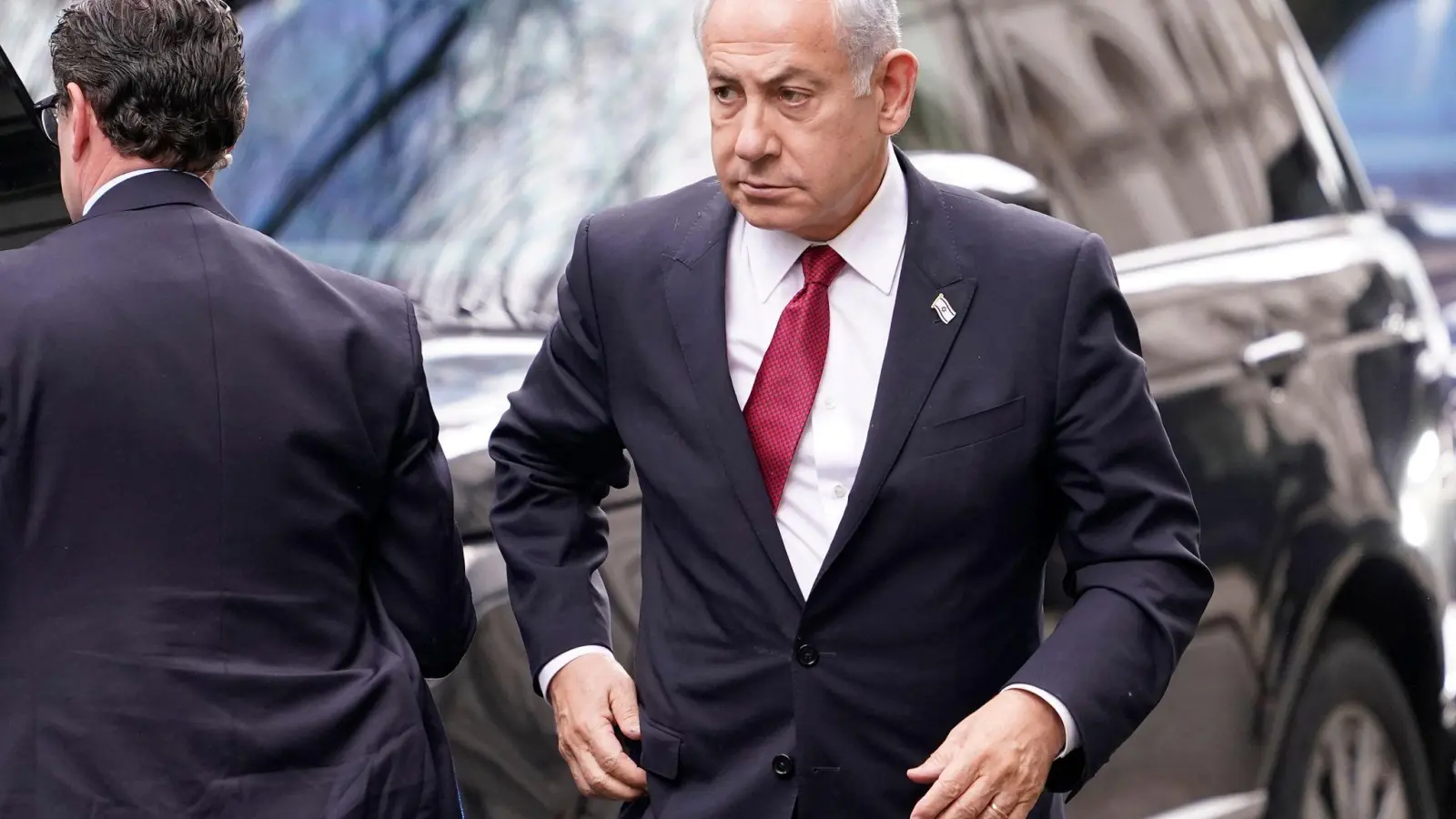 Ministerpräsident Benjamin Netanjahu trifft an der Downing Street für ein Treffen mit dem britischen Premierminister Rishi Sunak ein. (Foto: Alberto Pezzali/AP)