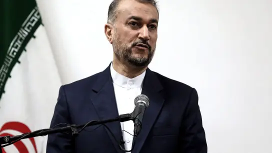 Irans Außenminister Hossein Amirabdollahian bezeichnete die Angriffe als feige und zugleich lächerlich. (Foto: STR/dpa)